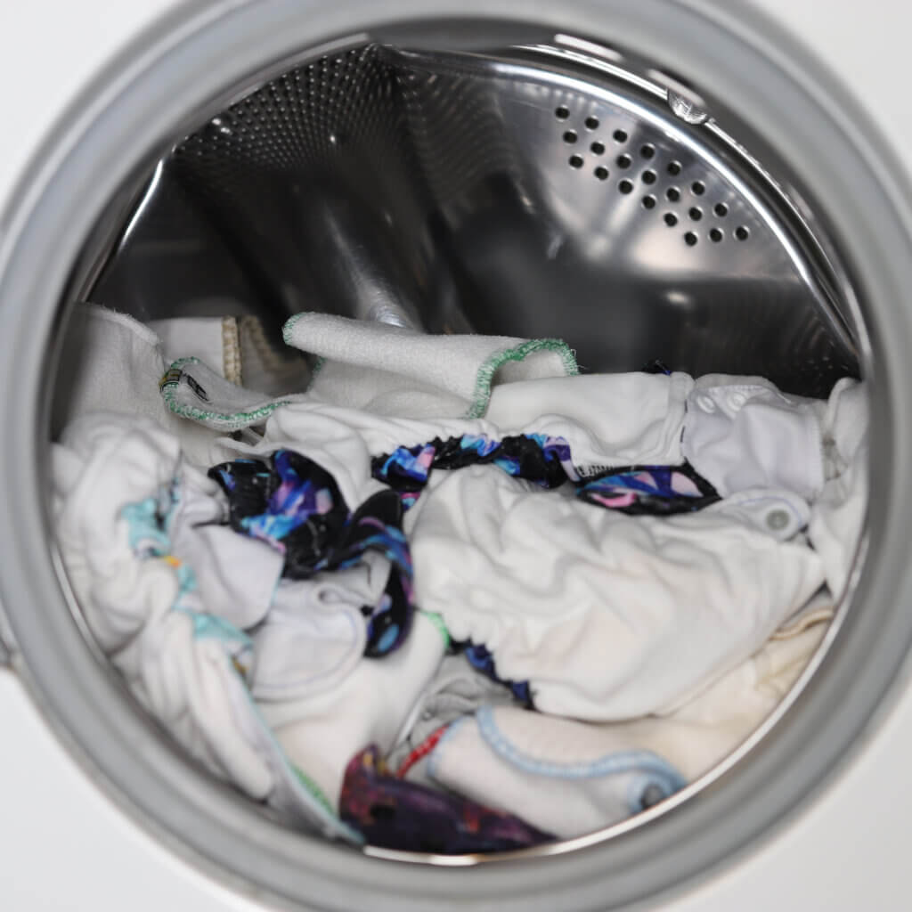 Nieprawidłowo zapełniony bęben pralki do prania pieluch wielorazowych