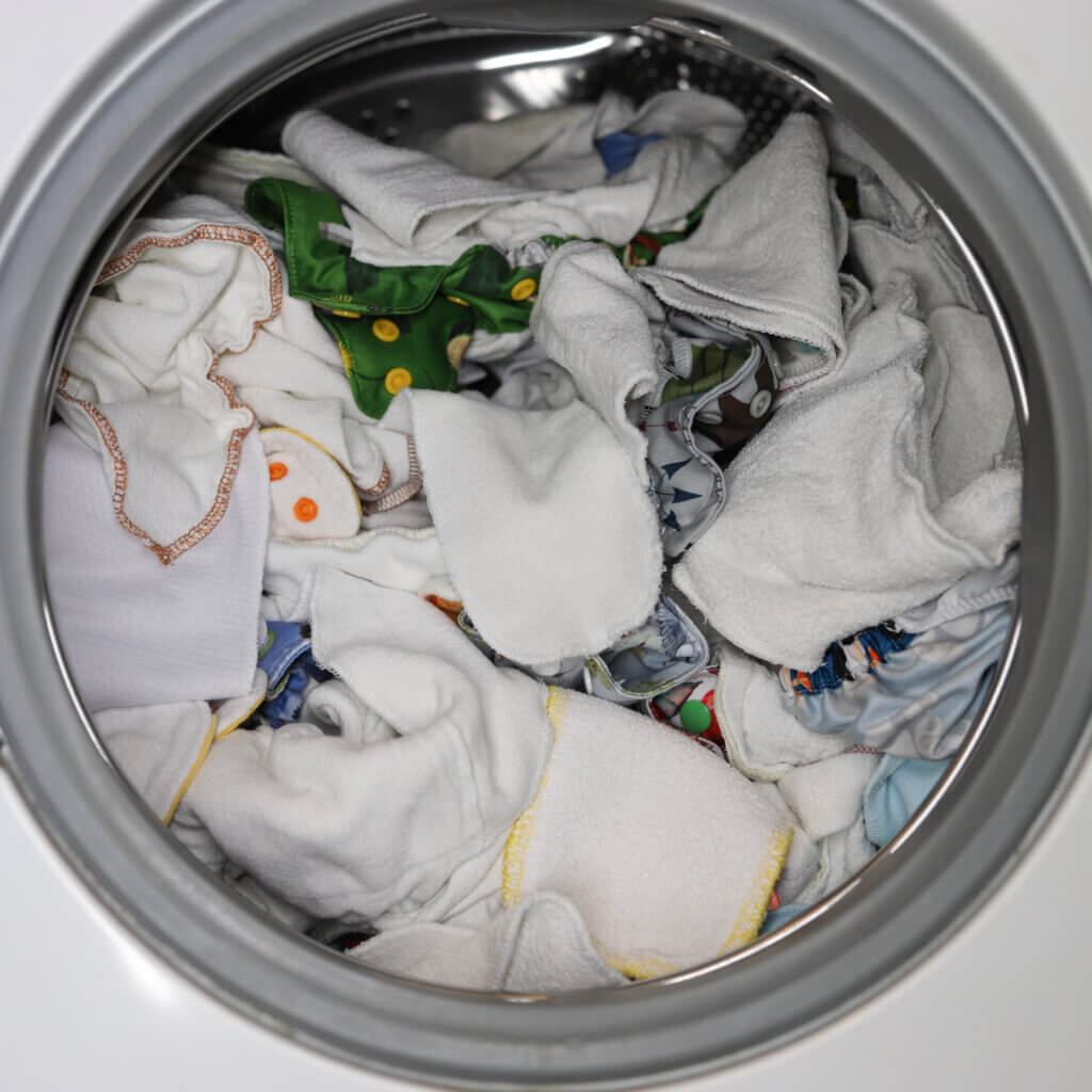 Prawidłowo zapełniony bęben pralki do prania pieluch wielorazowych